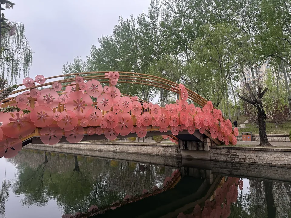 Beijing outdoor flower bridge - detail view